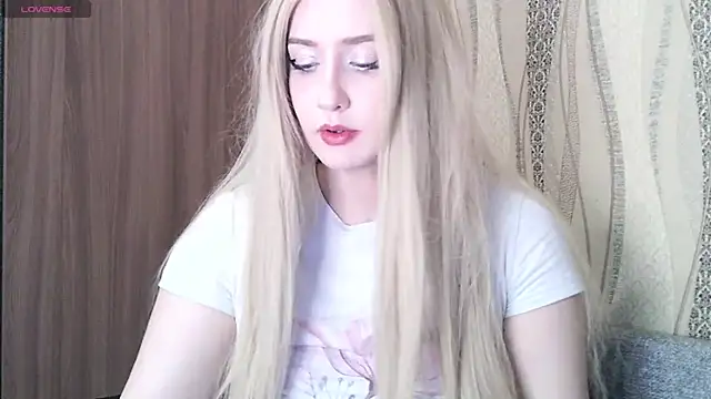 Nikki Roseana online show from December 17, 2025, 4:23 pm