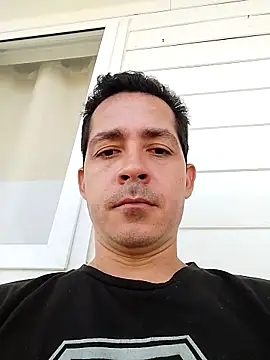 Chris hot33 online show from December 17, 2025, 5:51 pm