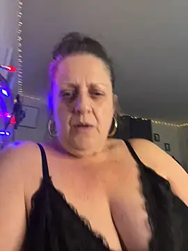 Snapshot of MistressVee chatting on December 18, 2025, 4:50 am MistressVee online show from December 18, 2025, 4:50 am