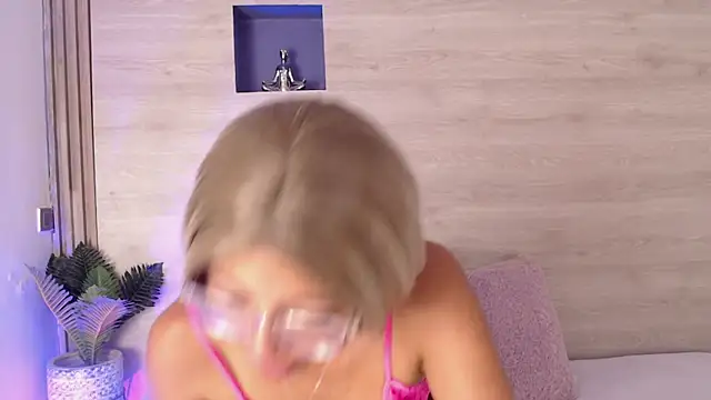 Danhia hott online show from April 18, 2026, 7:07 pm