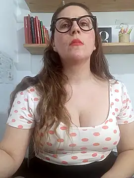 Snapshot of SofiEsteves chatting on May 6, 2026, 1:59 pm SofiEsteves online show from May 6, 2026, 1:59 pm