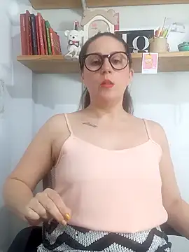 Snapshot of SofiEsteves chatting on May 4, 2026, 6:11 pm SofiEsteves online show from May 4, 2026, 6:11 pm