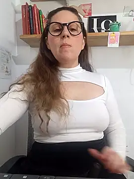 Snapshot of SofiEsteves chatting on May 1, 2026, 3:06 pm SofiEsteves online show from May 1, 2026, 3:06 pm