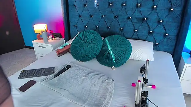 Issa Clark01 online show from April 9, 2026, 10:05 pm