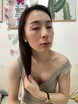 Snapshot of you-005 chatting on February 3, 2026, 2:32 am you-005 online show from February 3, 2026, 2:32 am