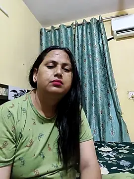Hotmylips online show from May 12, 2026, 3:40 pm