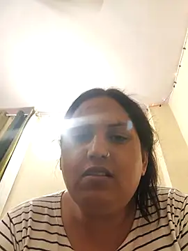 Hotmylips online show from April 14, 2026, 5:18 pm