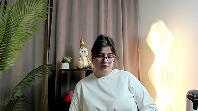 Snapshot of SuzieAllery chatting on December 18, 2025, 10:30 am SuzieAllery online show from December 18, 2025, 10:30 am