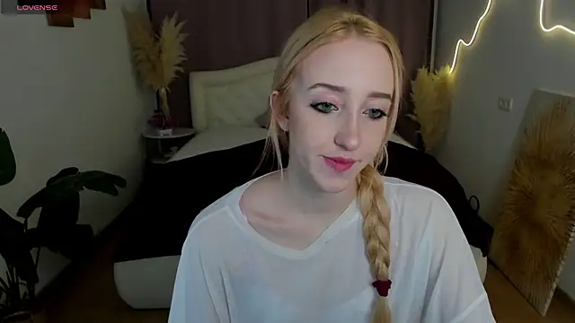 Snapshot of anora_baby chatting on February 6, 2026, 7:43 pm anora baby online show from February 6, 2026, 7:43 pm