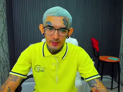 Snapshot of Boy_tatto77 chatting on December 17, 2025, 8:25 pm Boy tatto77 online show from December 17, 2025, 8:25 pm