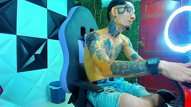 Snapshot of Boy_tatto77 chatting on May 24, 2026, 11:32 am Boy tatto77 online show from May 24, 2026, 11:32 am