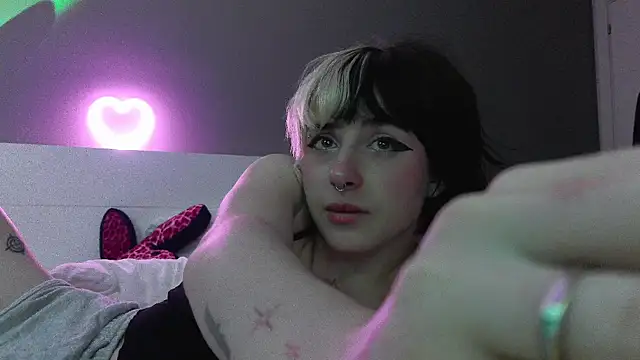 MikaScarlet online show from April 4, 2026, 2:40 am