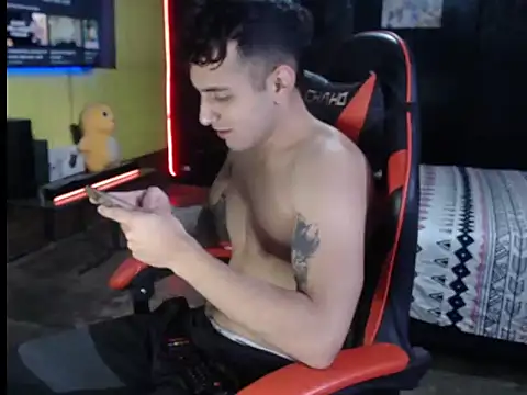 Snapshot of JustynAle2025 chatting on December 19, 2025, 10:45 pm JustynAle2025 online show from December 19, 2025, 10:45 pm