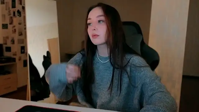 Snapshot of fallin_lovee chatting on December 20, 2025, 4:37 am fallin lovee online show from December 20, 2025, 4:37 am