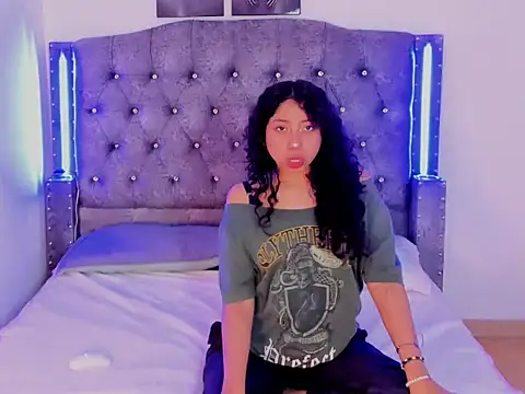 Snapshot of Mia_Cavalli chatting on December 19, 2025, 1:24 pm Mia Cavalli online show from December 19, 2025, 1:24 pm