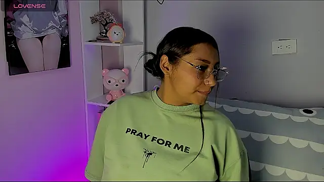 Snapshot of tinna_noa chatting on March 4, 2026, 8:16 pm tinna noa online show from March 4, 2026, 8:16 pm