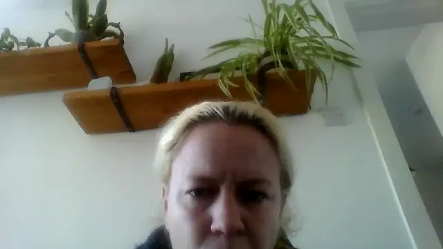 jennyblondeuk online show from March 4, 2026, 2:14 pm