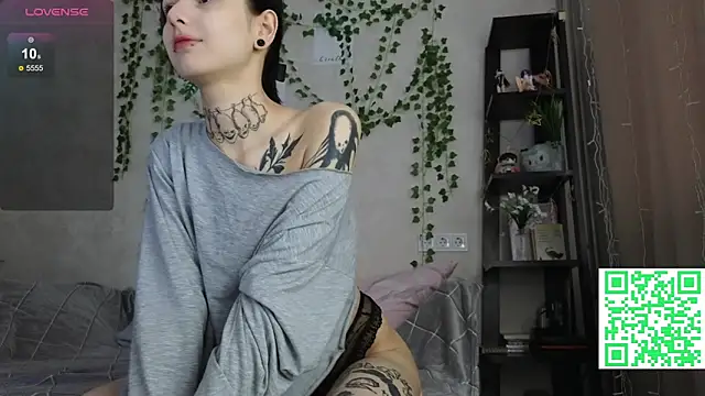 LeonaHinnes online show from February 23, 2026, 11:22 am