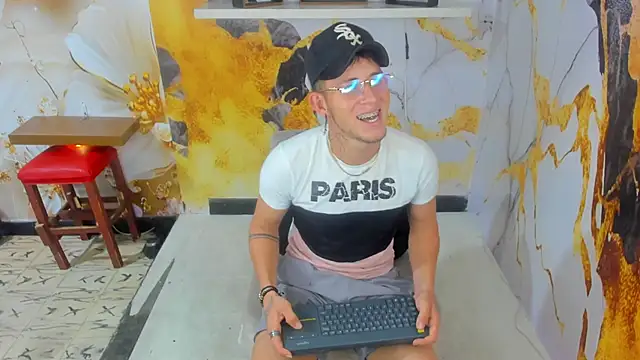 Snapshot of Chuck_LatinBoy chatting on December 21, 2025, 5:47 pm Chuck LatinBoy online show from December 21, 2025, 5:47 pm