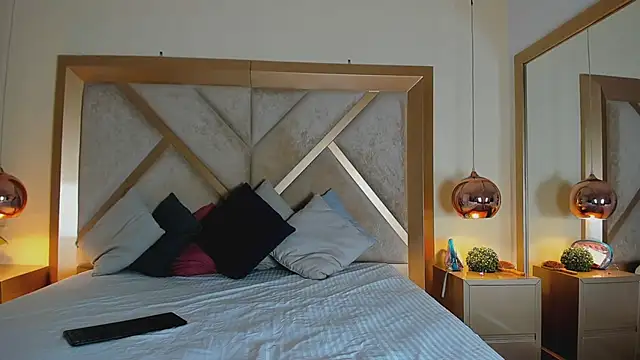 ElenaWatsonn online show from April 6, 2026, 8:10 pm