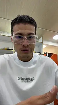 Snapshot of Latin_Paisa_Boy chatting on February 17, 2026, 7:44 pm Latin Paisa Boy online show from February 17, 2026, 7:44 pm