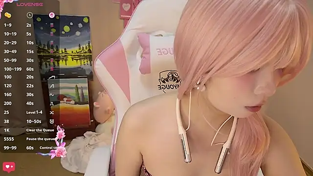 cuteqiqi online show from April 17, 2026, 1:14 pm