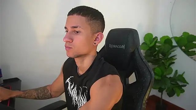 Snapshot of Thin_tommy11 chatting on December 22, 2025, 7:47 pm Thin tommy11 online show from December 22, 2025, 7:47 pm