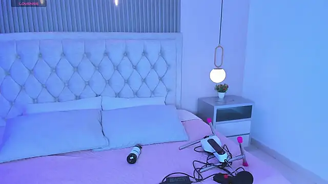 Chloe dolls18 online show from January 7, 2026, 7:19 pm