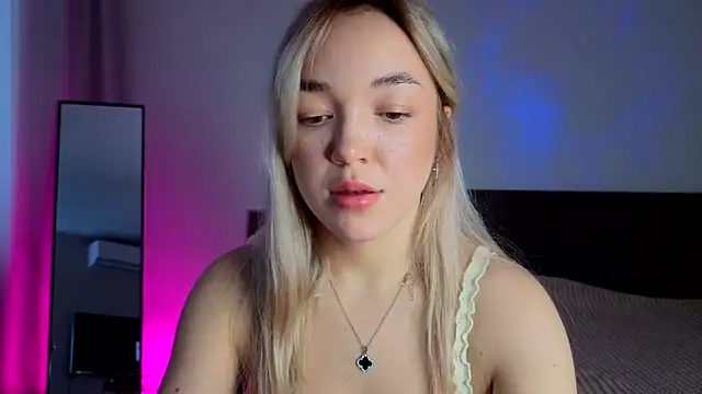 ChrissBerry online show from March 17, 2026, 4:04 am