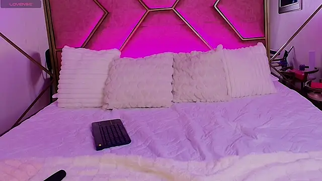 kitty whitte online show from March 17, 2026, 6:44 pm