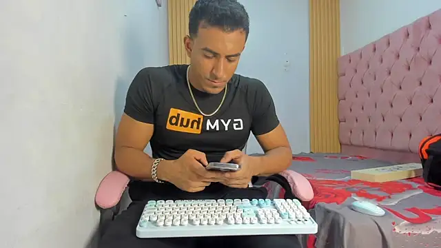 axelsavage042 online show from January 12, 2026, 7:42 pm