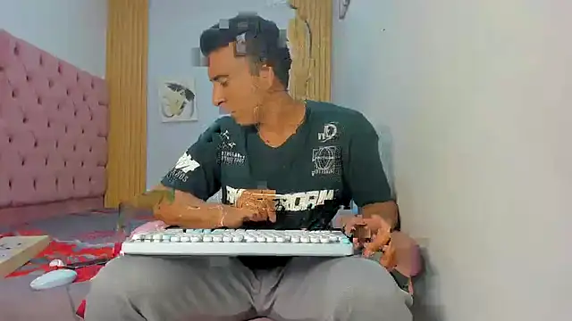 axelsavage042 online show from January 7, 2026, 8:25 pm