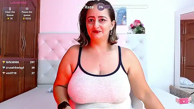 Snapshot of queendesiree_ chatting on January 5, 2026, 7:39 pm queendesiree online show from January 5, 2026, 7:39 pm