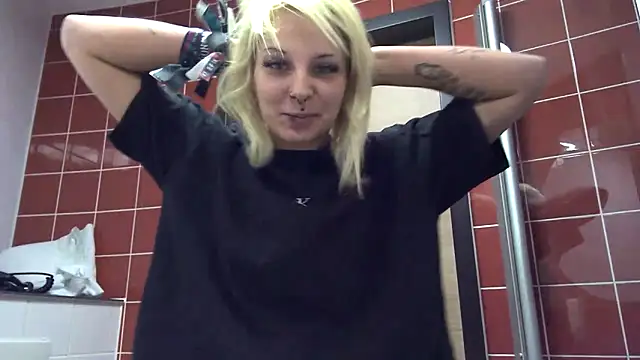 Snapshot of RealB25 chatting on February 5, 2026, 11:06 am RealB25 online show from February 5, 2026, 11:06 am