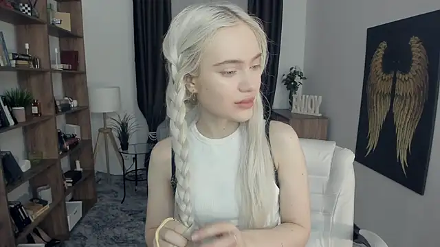 Snapshot of KristalCrowner chatting on March 1, 2026, 7:36 pm KristalCrowner online show from March 1, 2026, 7:36 pm