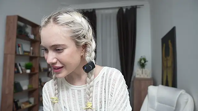 KristalCrowner online show from March 28, 2026, 8:43 pm