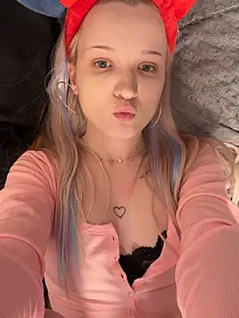 linacherrytwin online show from April 20, 2026, 8:21 pm