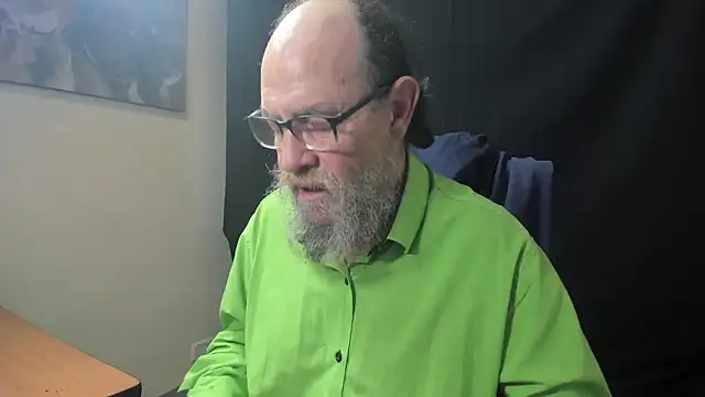 Snapshot of Uncle_Hottie chatting on February 1, 2026, 3:32 pm Uncle Hottie online show from February 1, 2026, 3:32 pm