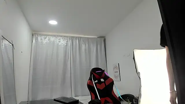 julian xx online show from March 9, 2026, 7:06 pm