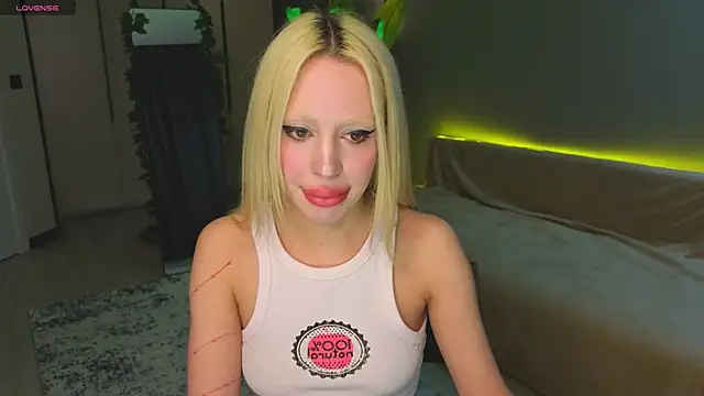 Snapshot of Luna_Beverly chatting on April 26, 2026, 8:28 pm Luna Beverly online show from April 26, 2026, 8:28 pm