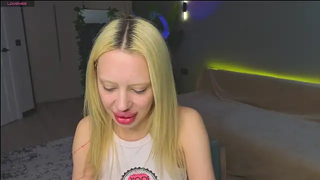 Snapshot of Luna_Beverly chatting on May 9, 2026, 5:38 pm Luna Beverly online show from May 9, 2026, 5:38 pm
