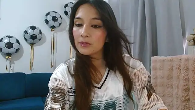 Snapshot of Almaglow_ chatting on July 3, 2026, 4:13 pm Almaglow online show from July 3, 2026, 4:13 pm