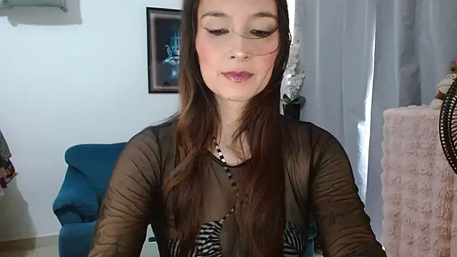 Snapshot of Almaglow_ chatting on May 19, 2026, 5:53 pm Almaglow online show from May 19, 2026, 5:53 pm