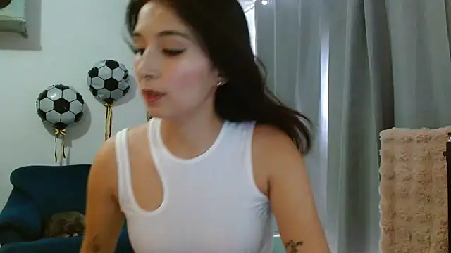 Snapshot of Almaglow_ chatting on July 9, 2026, 2:38 pm Almaglow online show from July 9, 2026, 2:38 pm