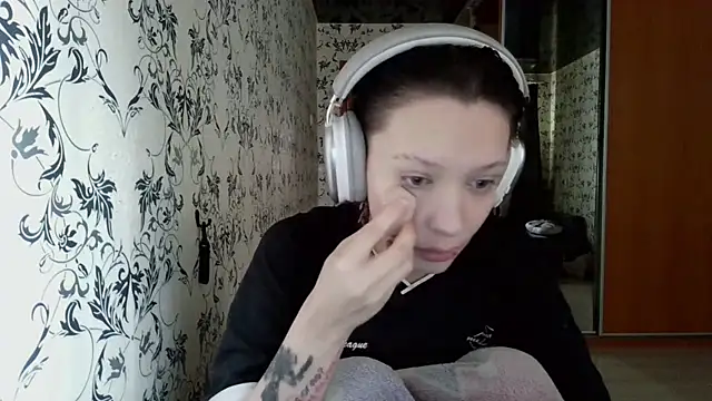 LxayBloom online show from April 11, 2026, 7:27 am