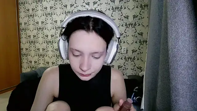 Snapshot of LxayBloom chatting on March 4, 2026, 11:40 am LxayBloom online show from March 4, 2026, 11:40 am