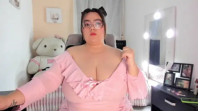 Snapshot of KarlaLannee chatting on May 17, 2026, 2:33 am KarlaLannee online show from May 17, 2026, 2:33 am