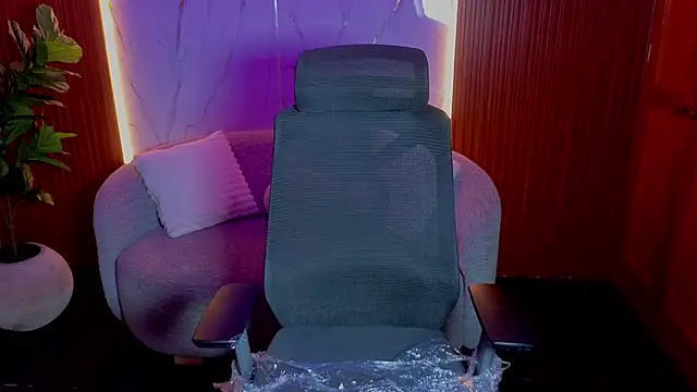 Snapshot of cliovg chatting on February 4, 2026, 3:56 am cliovg online show from February 4, 2026, 3:56 am