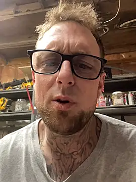 WIDBIGWHITECOCK online show from March 8, 2026, 4:27 am