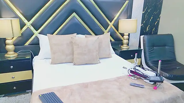 VioletFroost online show from April 17, 2026, 7:28 pm